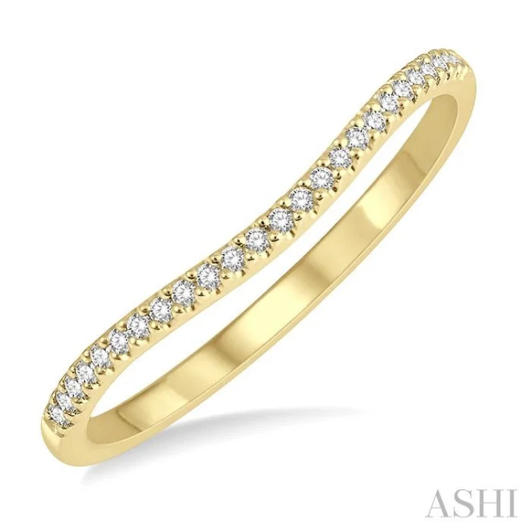 women’s gold ring-1/10 Ctw Arched Center Round Cut Diamond Wedding Band in 14K Yellow Gold