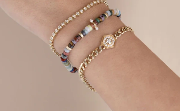 They are often given as gifts to convey emotions such as love, friendship, and blessings. For example, giving bracelets or bangles between lovers symbolizes love, while giving them between friends represents lasting friendship.