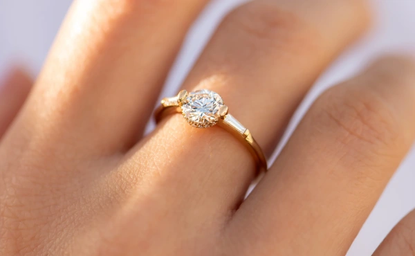 The engagement ring is an important symbol of love and commitment. It carries the beautiful vision of two people for their future life and has unique meaning and cultural connotations in its selection and wearing.